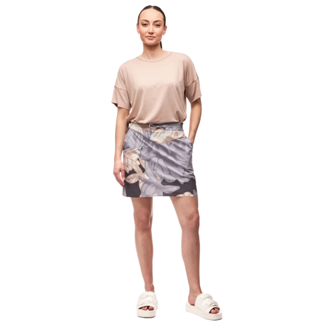 Indyeva Alokaya Skort in Boreal Piwonia Print front view