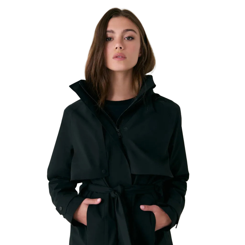Lolë Women's Alizé Trench Coat in Black showing collar detail