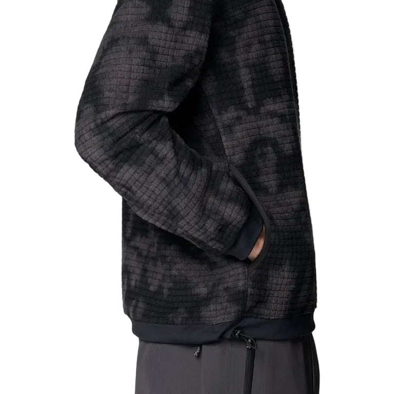 Detail view of the grid fleece and shadowdye pattern on Mountain Hardwear Men’s Summit Grid Big Grid Pullover Crew in Black Shadowdye