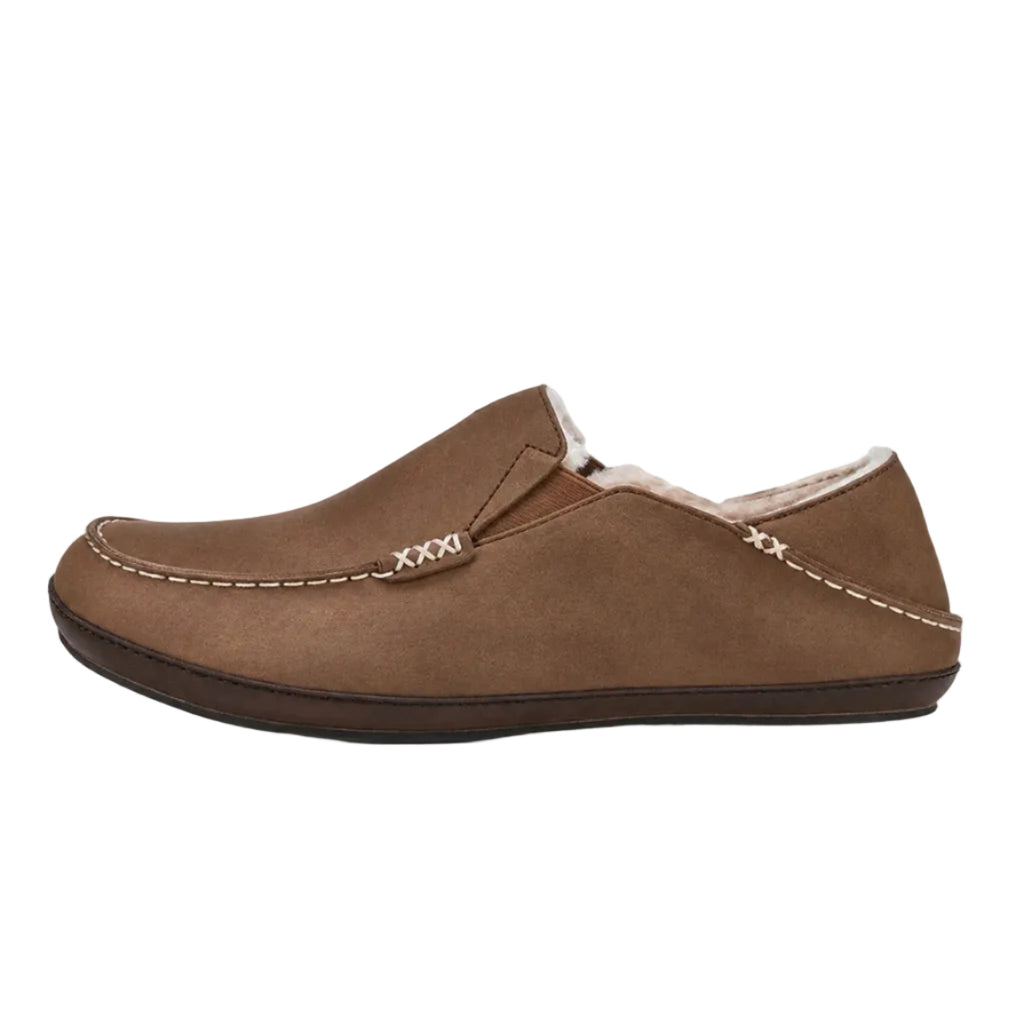 Side view of the men’s OluKai Moloā Slipper in Toffee/Dark Wood