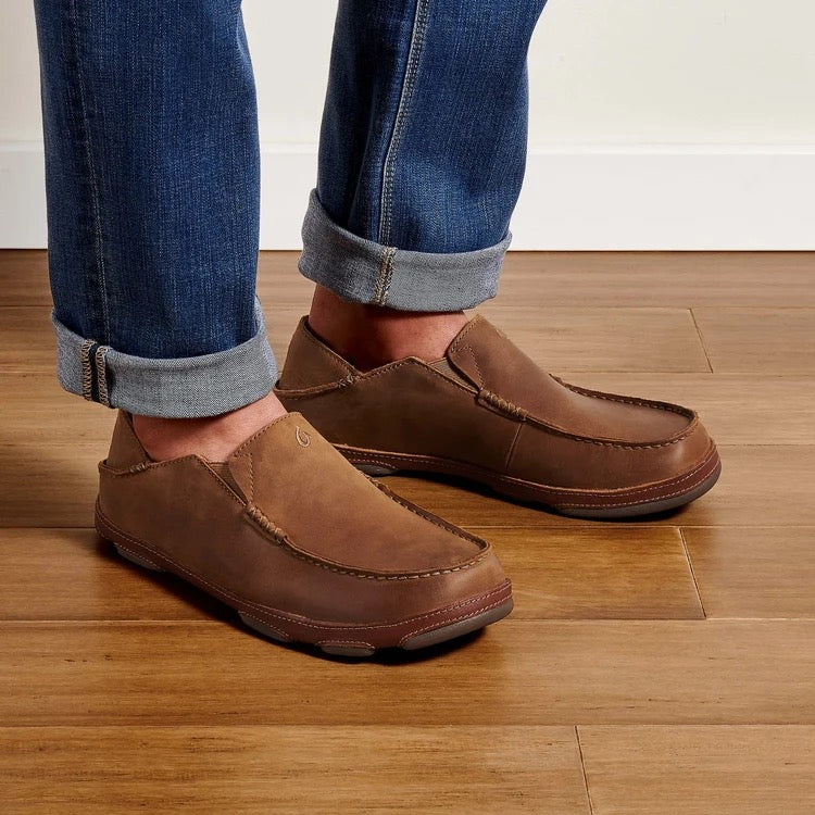OluKai Moloa men’s leather slip-on shoe in Ray/Toffee worn for casual everyday style