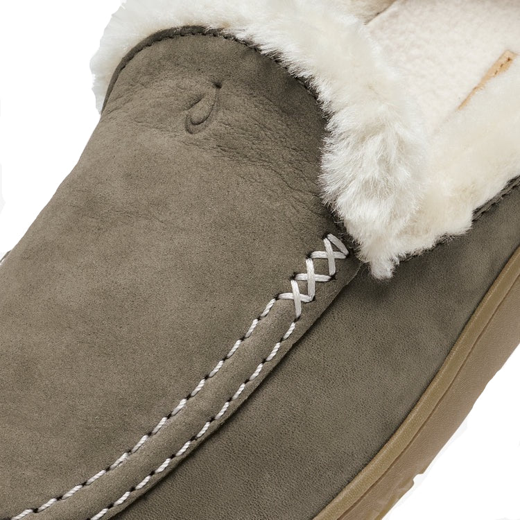 Detail view of the nubuck leather and genuine shearling on the OluKai women’s Nohea Kolo slipper in Walnut/Walnut
