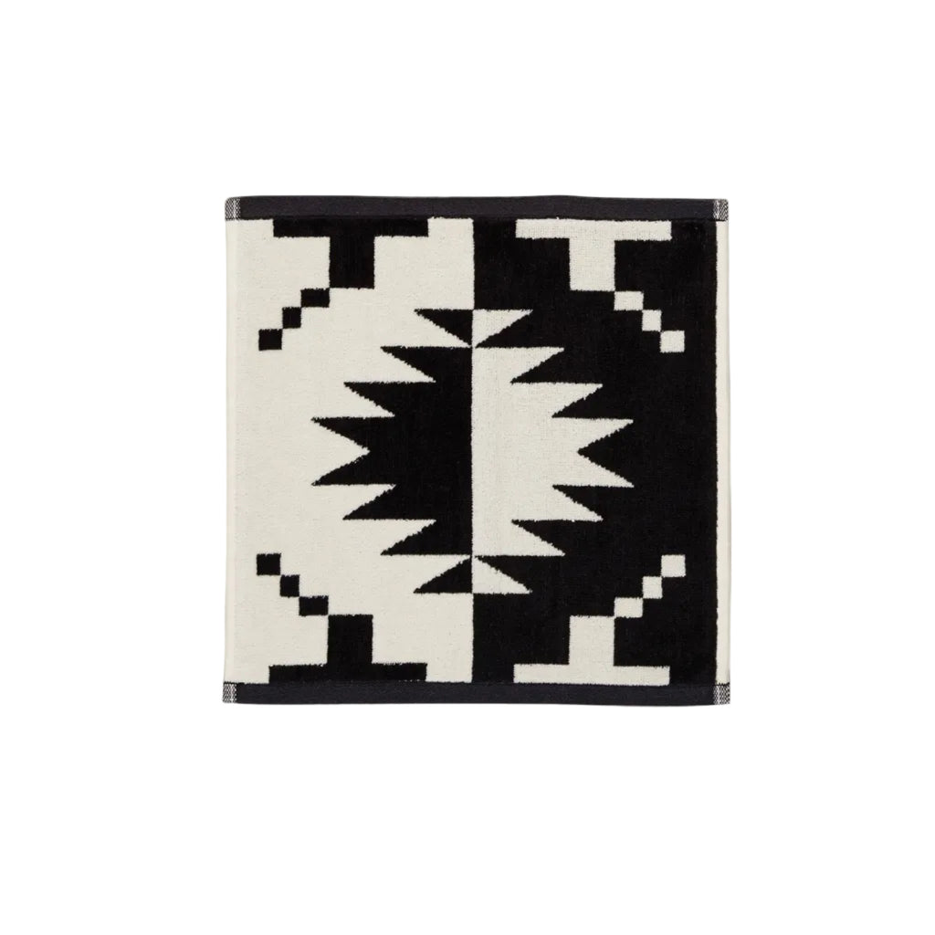 Pendleton Spider Rock Black/White cotton towels highlighting the jacquard pattern and plush velour texture in wash cloth size.