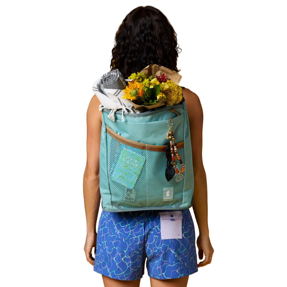 Versatile bag switching between tote and backpack
